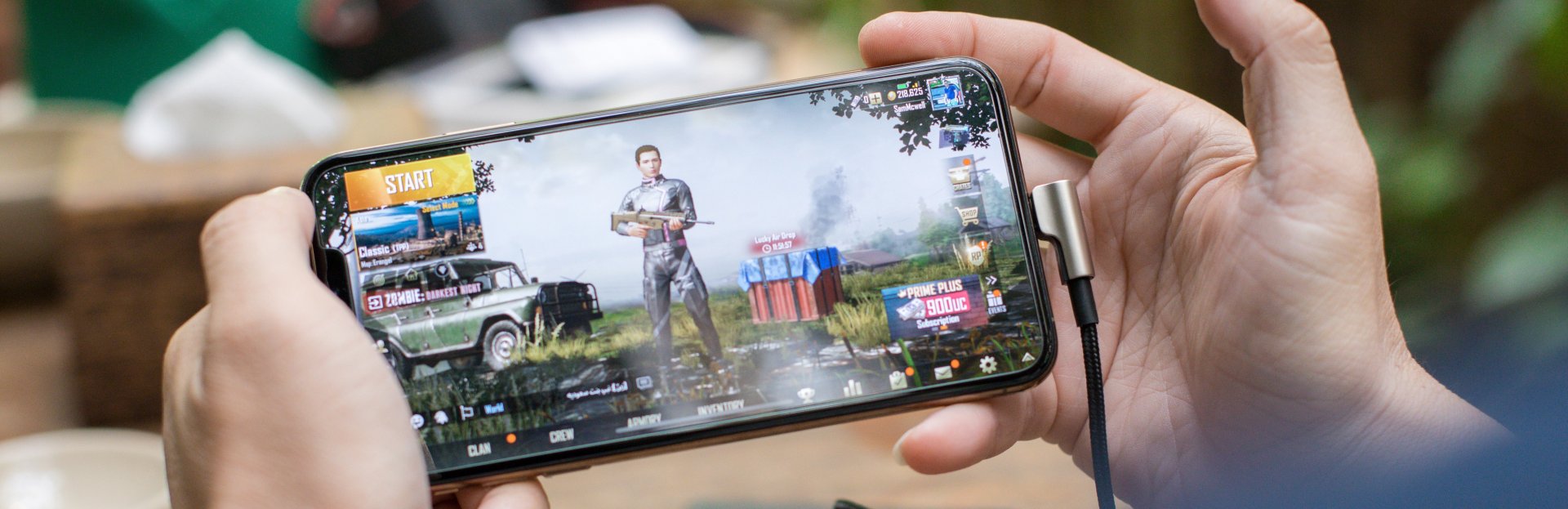 Persona jugando PUBG en un smartphone